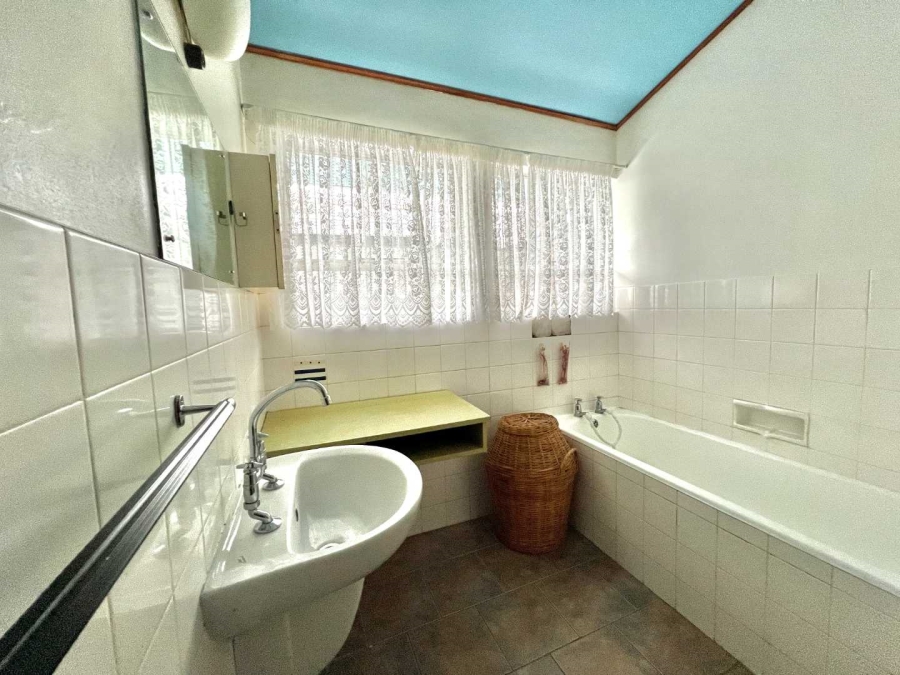 4 Bedroom Property for Sale in Uniepark Western Cape